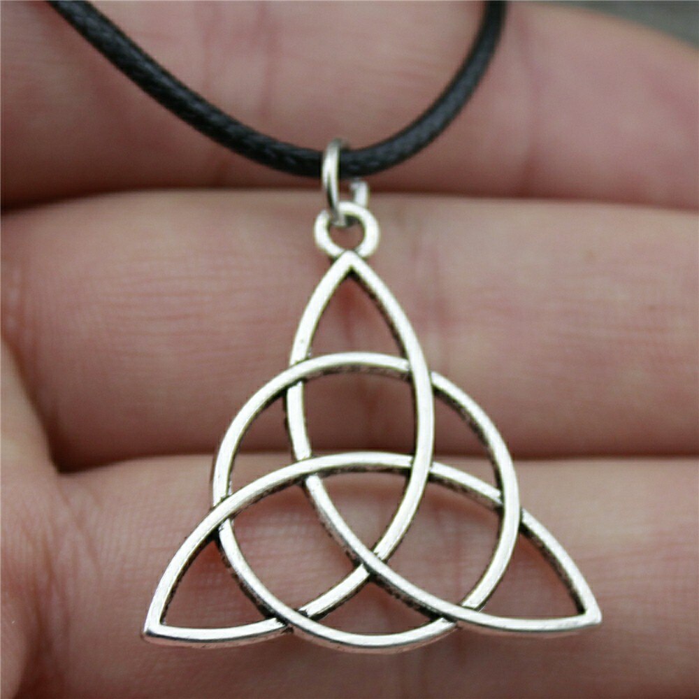 Neue Leder Kette 28mm Triquetra Symbol Anhänger Halskette Für Frauen 2 Farben Antike Bronze- Silber Farbe Überzogen: Antikes Silber überzogen