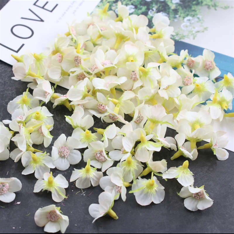 50 stuks 2cm veelkleurige madeliefjeshoofdjes mini zijden kunstbloemen voor kransen, scrapbooks, decoratie voor thuis en bruiloften: Lichtgeel