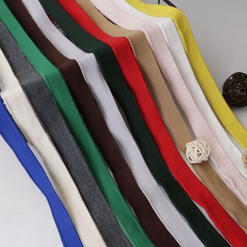 2cm brede, ensfargede, myke, ribbede t-hals i mercerisert bomull, korte mansjetter, elastisk, trådet kant