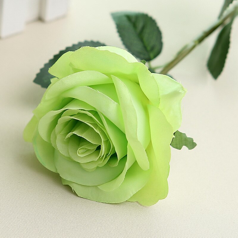 9 stk. grenstamme latex rose hånd føler filt simulation dekorativ kunstig silikone rose blomster hjem bryllup: Grøn