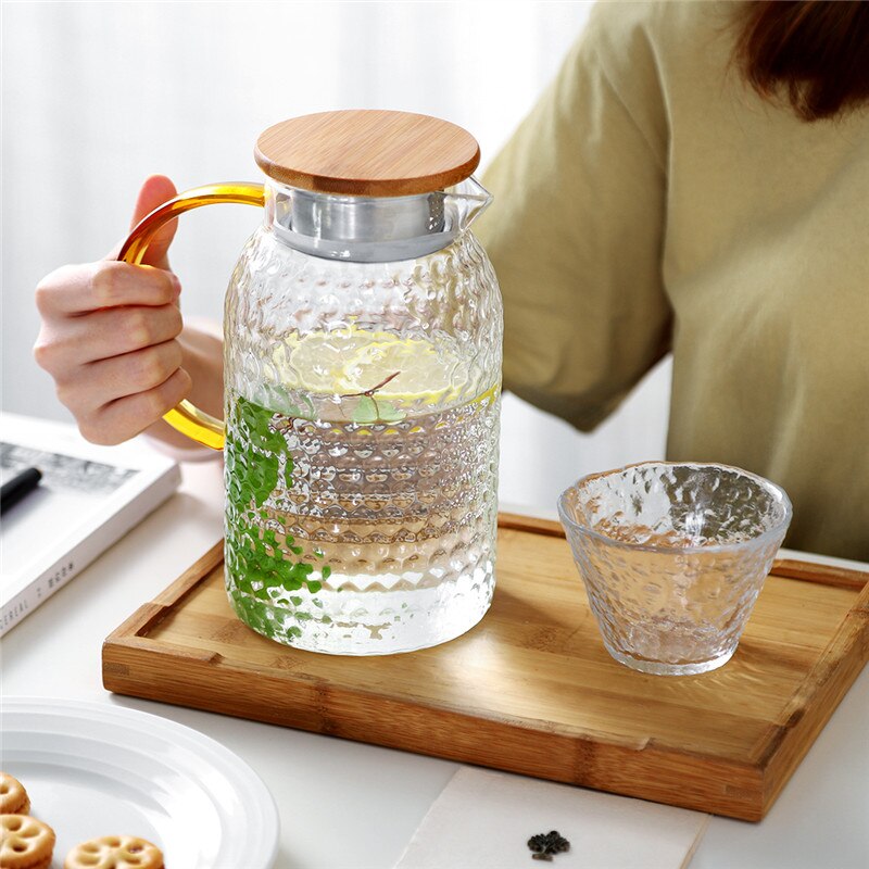 Ymeei 1500ml glas vattenkanna värmebeständig vattenkanna kanna limonad explosionssäker värmbar karaff med lock i rostfritt stål