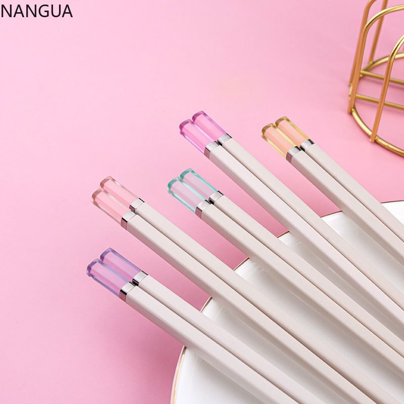 Un paio di bacchette in fibra di vetro colore ambra colore caramella bacchette giapponesi antiscivolo bastoncini per Sushi a prova d'umidità creativi