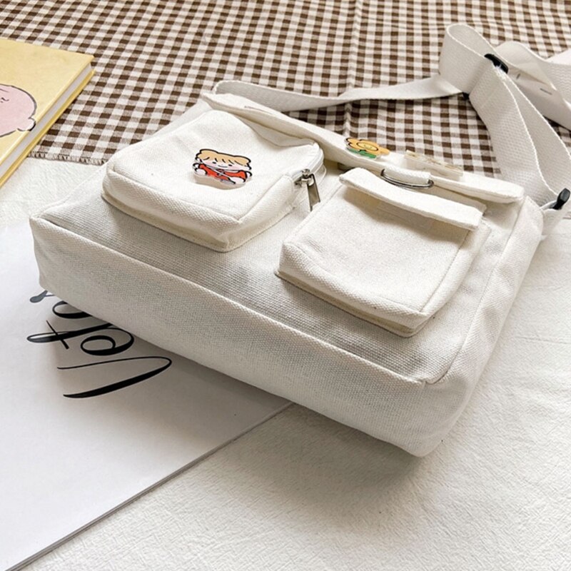 Quadratische umhängetasche für damen, lässige schultertasche mit überschlag und aufnähern, verstellbare träger, messenger bag aus canvas für damen