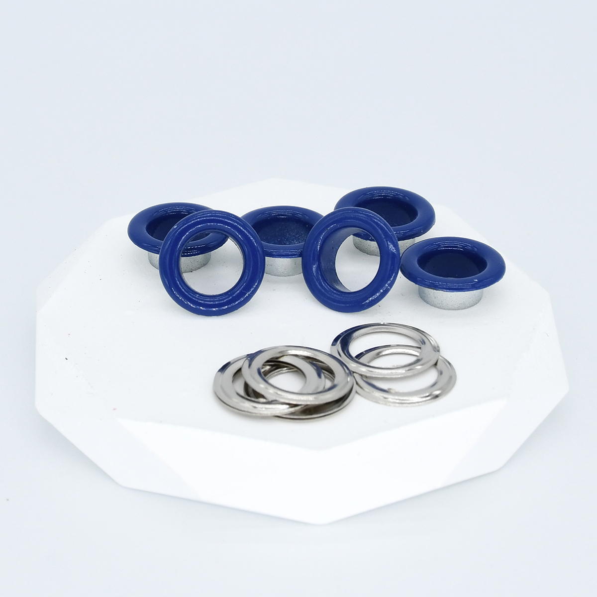 100 setzt 4,5 mm Ösen, Metallösen mit Unterlegscheibe für Kleidungsstück, Schuh, Gürtel, Hütte, Leder, Basteltasche, DIY-Reparaturteile, Zubehör: Nickel-Freies Weiß