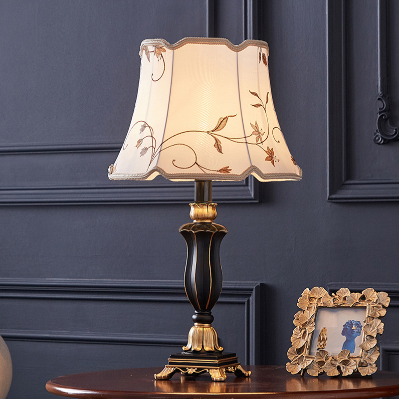 Moderne hotel sengelampe bord nordisk indvendigt stof skrivebordslampe klassisk high-end luksus husholdning stue studie skrivebordslampe: Brun / Sort