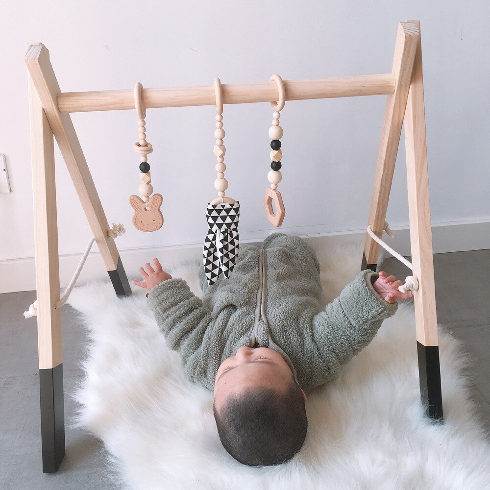 Ins nordic swooden baby play gym børn fitness rack børneværelse dekoration legetøj med vedhæng spædbarn tøj ramme aktivitet: Sort