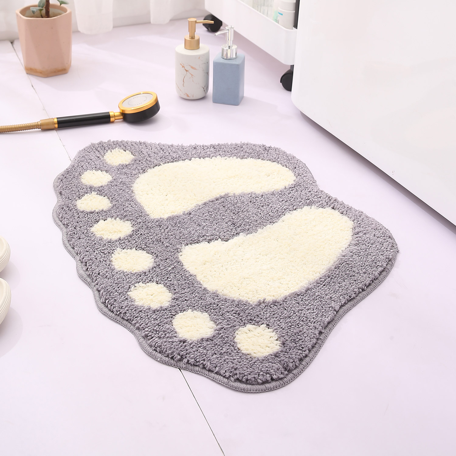 Un petit tapis mignon, moelleux et lavable en machine avec des empreintes. Il peut être utilisé comme tapis antidérapant dans la salle de bain.: WHITE