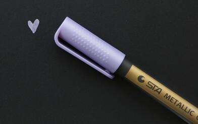 Metallinen värikynä vesipohjainen merkki musta korttimaali korostuskynä tee-se-itse valokuva-albumiin/grafittiin/kirjoitukseen soveltuu tummalle paperille: Violetti