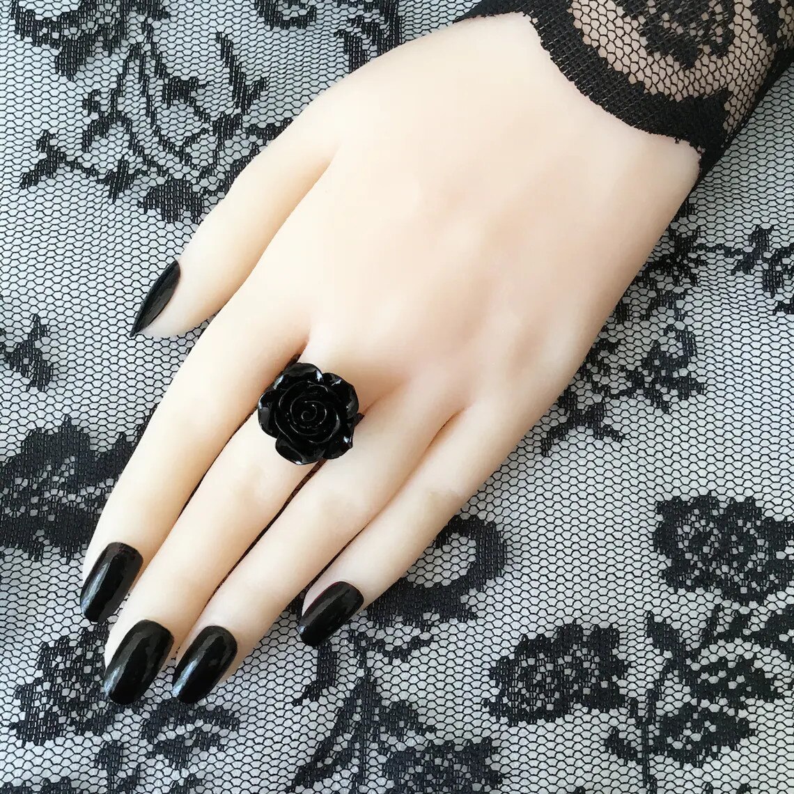 Anillo victoriano gótico de Rosa Negra, anillo de filigrana ajustable, joyería victoriana gótica, joyería alternativa, romántico de San Valentín