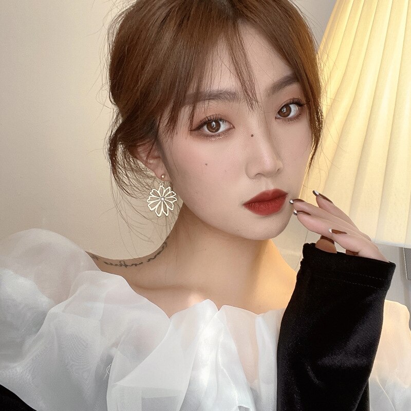 temperament dziurawy płatek kwiatu kolczyki klipsy złoty kolor proste duże kwiatowe nausznice dla kobiet bez przekłuwania uszu biżuteria ucha