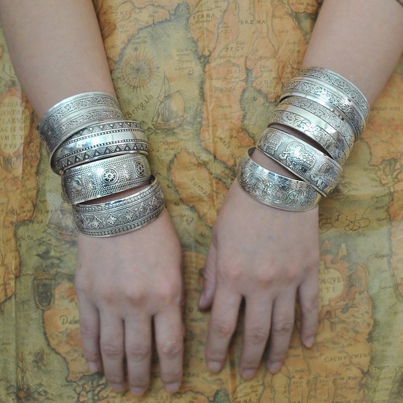 Gypsy Etnische Vierkante Bloem Metalen Gesneden Brede Armbanden Tibetaanse Vintage Retro Tribal Mode Armband Manchet Voor Vrouwen