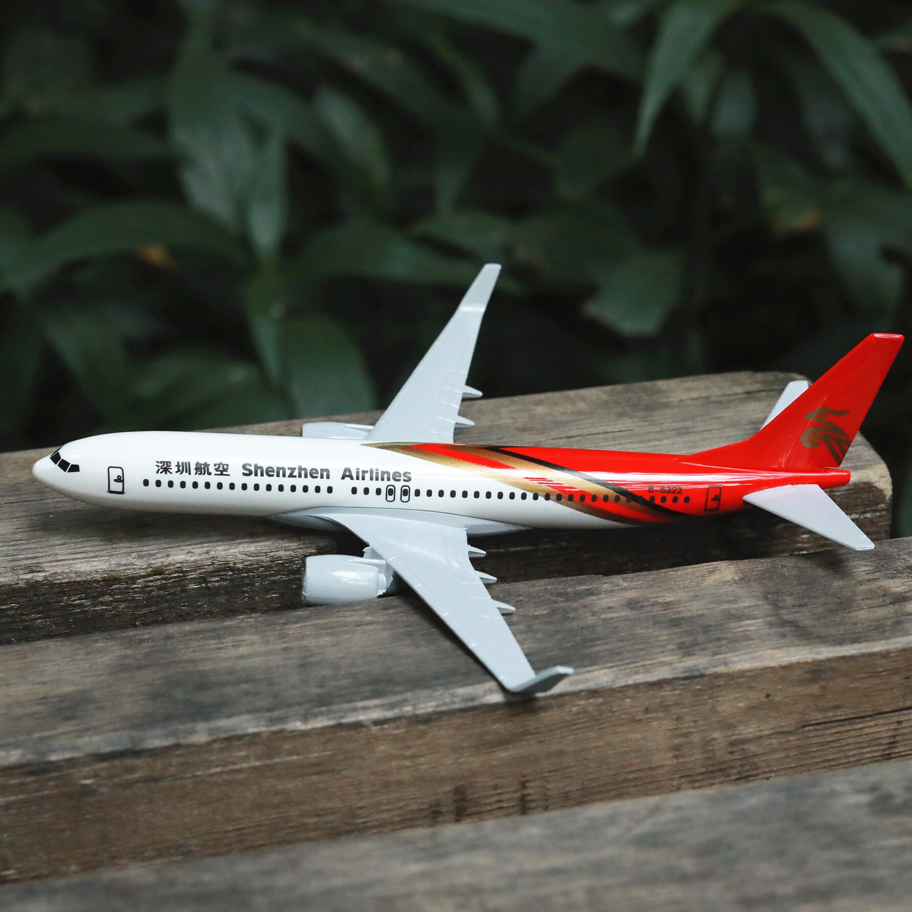 Shenzhen Airlines Boeing 737 Aircraft Model 15cm Alloy Aviation Collectible Diecast Miniature Ornament Souvenir Toys