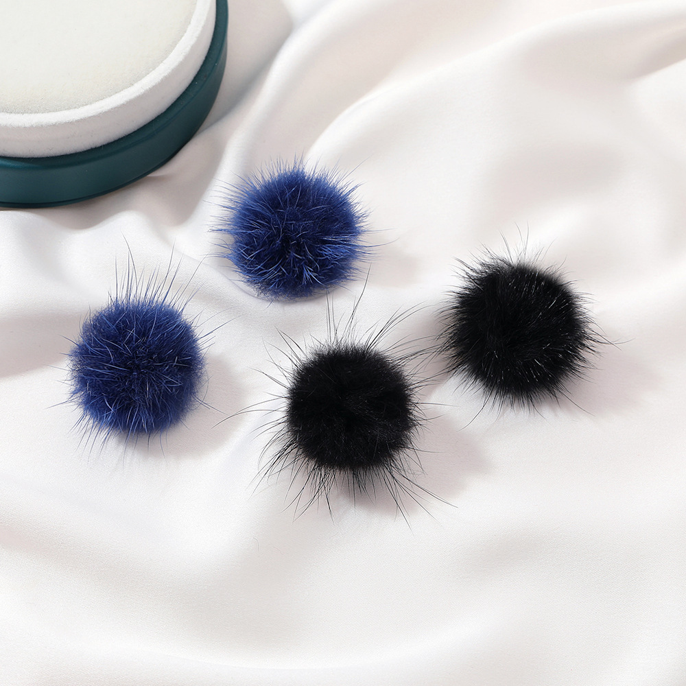 Pendientes de tuerca de bola de pompón de piel de visón suave para mujer, joyería de dulce coreana Furling, accesorios de para niñas