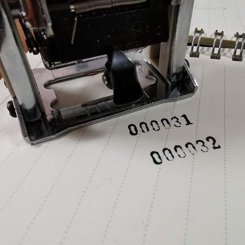 Macchina numerica 6 posizioni numeratrice automatica nella pagina di codifica numerica capitolo macchina per marcatura timbro digitale