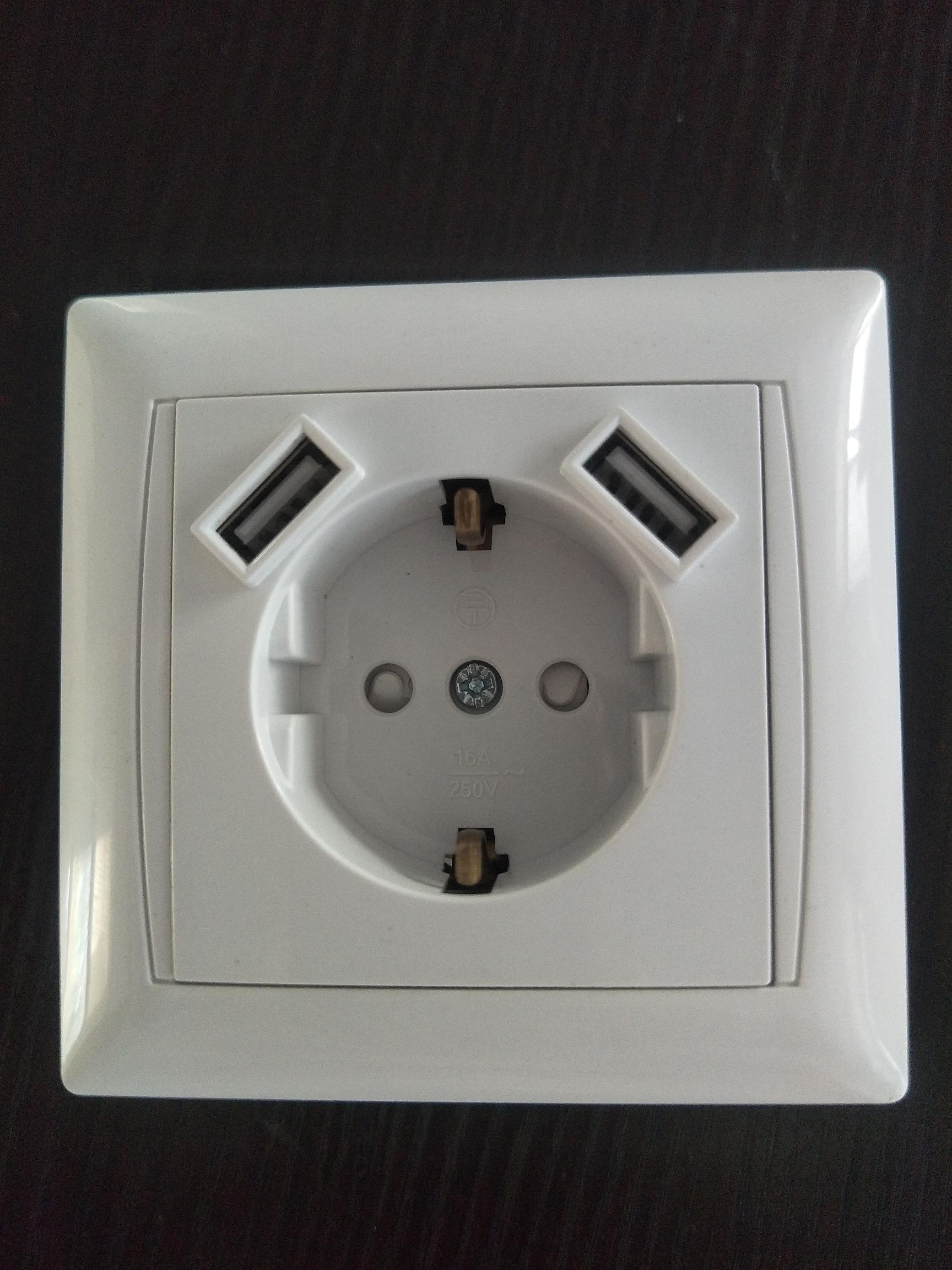 Eu-aansluiting met usb, twee usb-poorten met bescherming, eu-type goederen: Stopcontact met usb