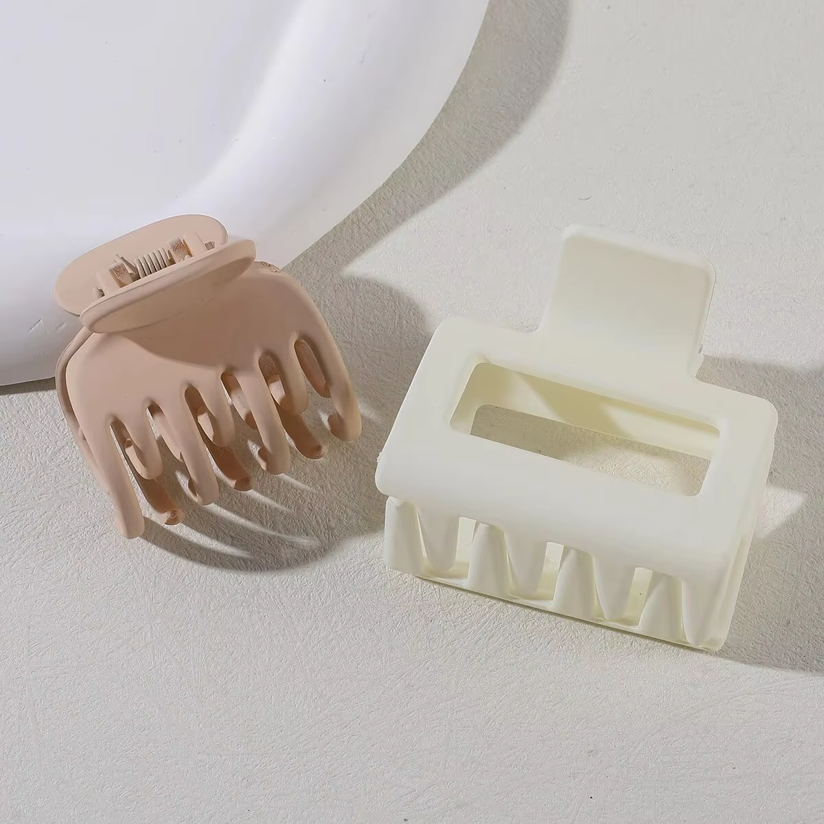 2/8 Uds. Pinzas pequeñas para el pelo para mujer, Mini horquillas de cangrejo, dientes cuadrados mate de doble fila, pinzas medianas para el cabello, accesorios para el cabello: YELLOW
