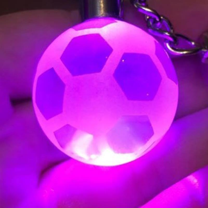 Led Kristal Sleutelhanger Glow In The Dark 7 Kleuren Gloeiende Basketbal Voetbal Globe Hanger Sleutelhanger Nachtlampje