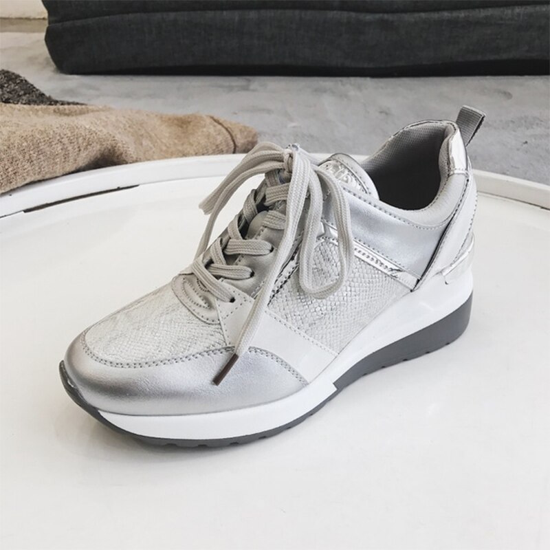 Kvinders sneakers slangeprint vulkaniserede sko kilehæl kvinde løbesko forår efterår kvindelige snøresko damesko: Sølv / 9.5