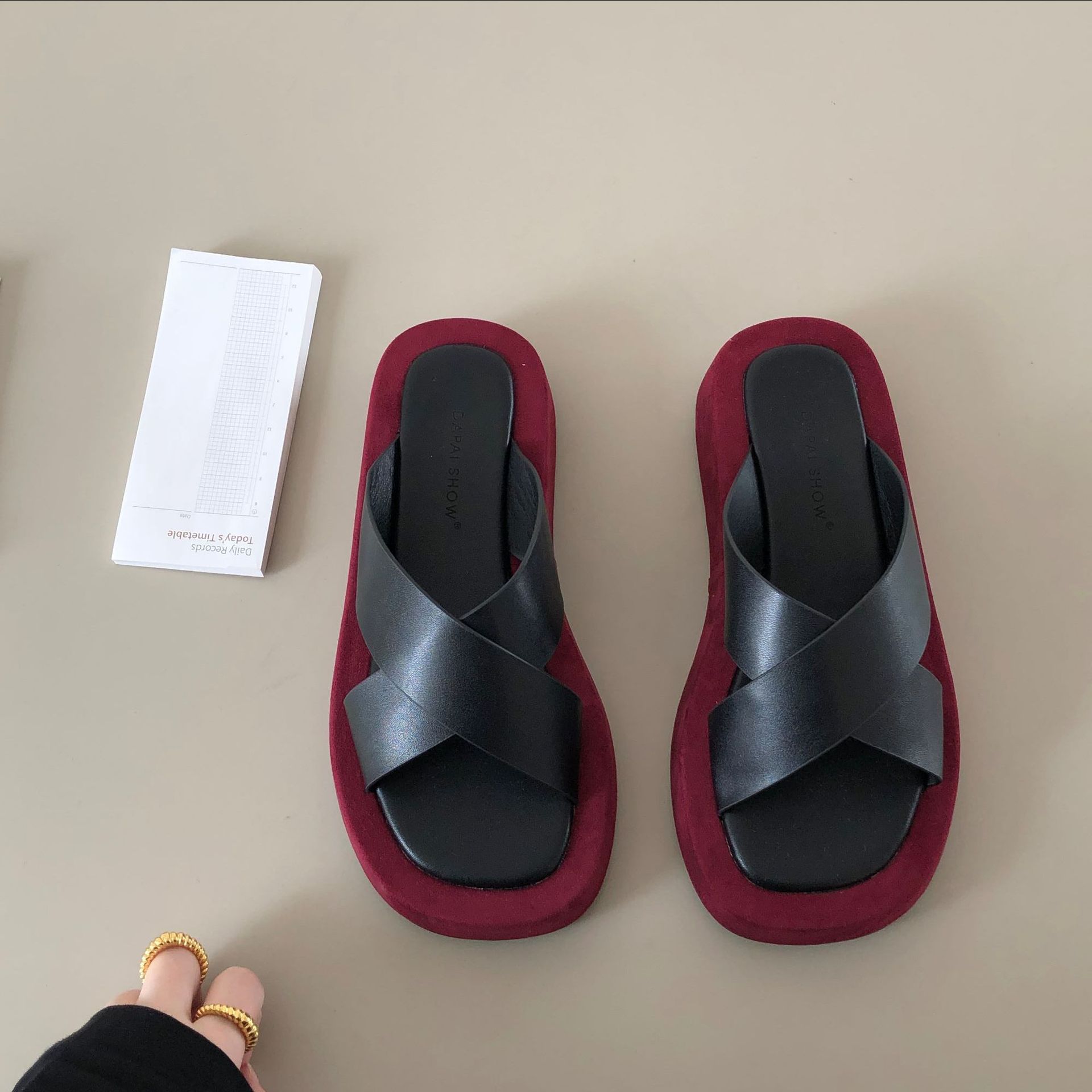 Gemengde kleuren kruisband hoogte toenemende dames sandalen verhoogde schoenen dames slippers net celebrity slip on dames sandalen: Rood / 7.5