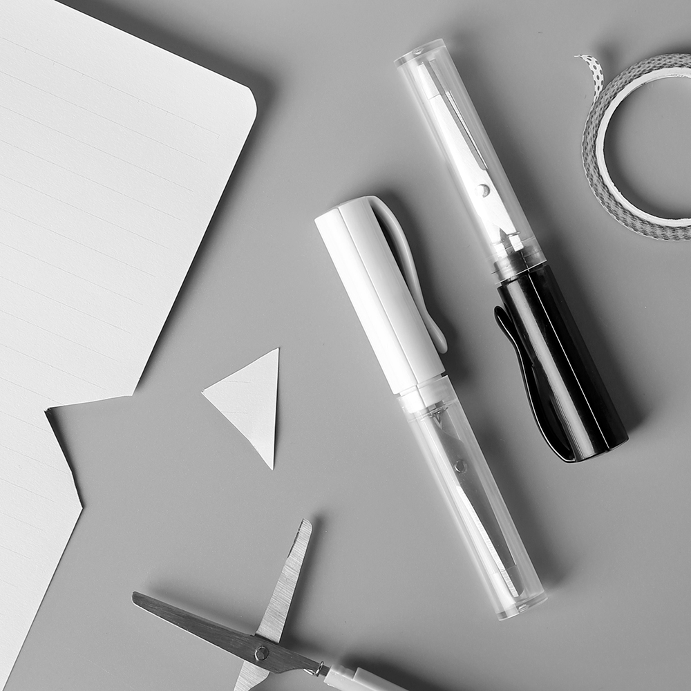 Stilige og enkle sakser i pennstil, elevene bærer bærbare minipenn-type håndkuttet kontorpapir