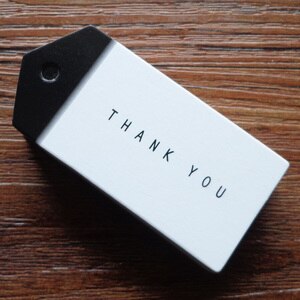 50 stuks Dank u Handgemaakte Zwarte en Witte Tag Papier Hang Tags Handgemaakte Dank u Kraft Tags DIY Label 6.5x3 cm: thank you