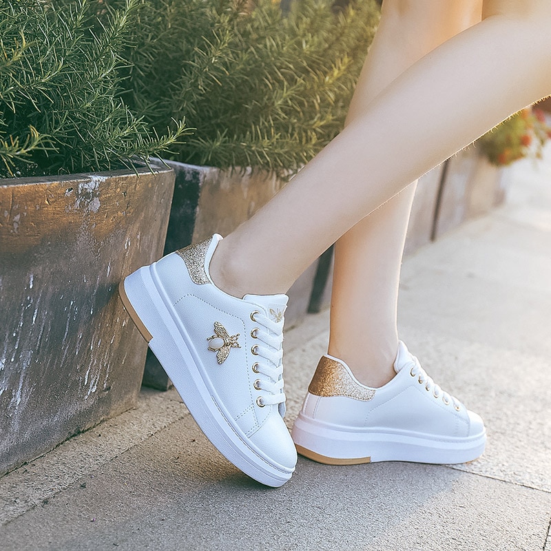 Zapatos con bordado de abeja pequeño blanco para mujer, zapatillas deportivas de Skateboarding con plataforma de cuero PU, calzado suave con diamantes de imitación