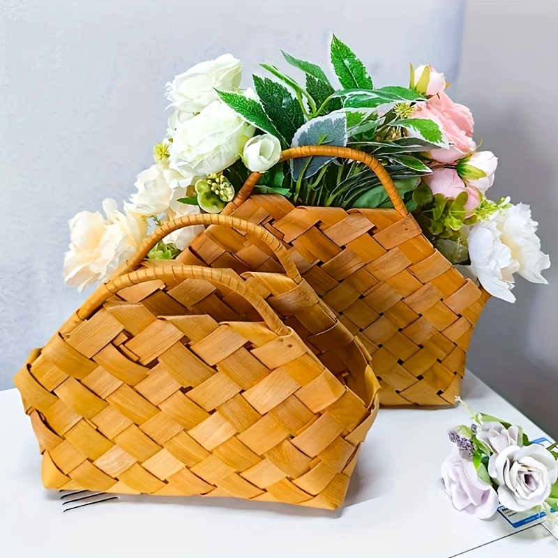 En håndlaget kurv, en romantisk blomsterkurv, egnet for dekorasjon av hjem og stue