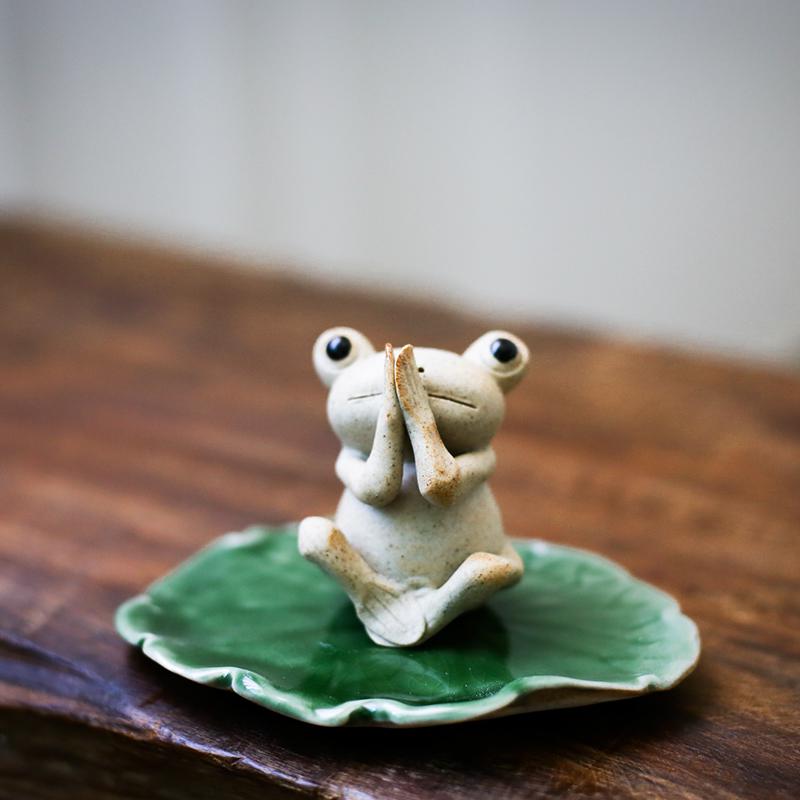 Décoration de la maison | Céramique brute, originale et créative, faite à la main, petite grenouille, décor de thé bouddha, série d'animaux familiers, décoration de thé: Prayer