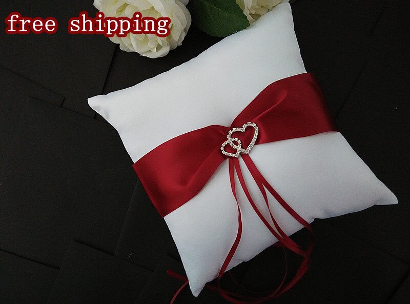 Dubbel diamant hjärta vigselring kudde dekorerad med rött band bröllop favörer