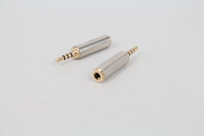 1pc Gold 2.5 mm Male to 3.5 mm Female audio Stereo Adapter Plug Converter Headphone jack