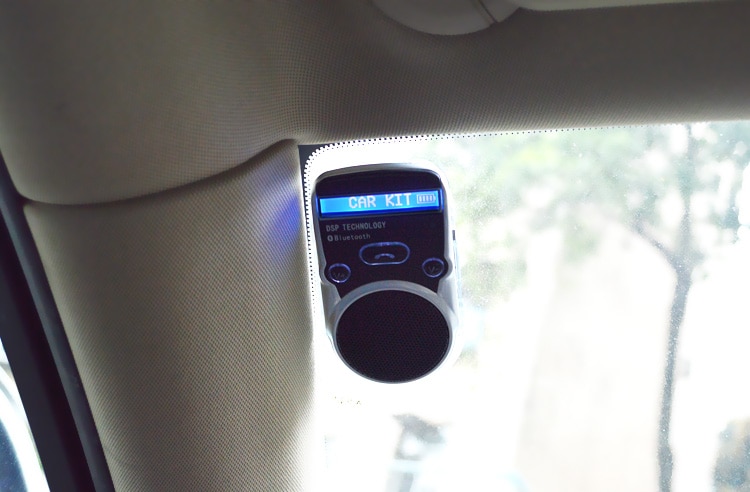 Soldrevet højttalertelefon trådløs bluetooth håndfri bilsæt til mobiltelefon dobbelt telefonforbindelse