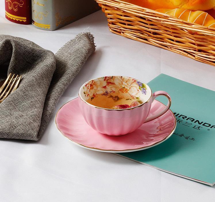 Kleurrijke Bone China Pompoen Koffie Thee Cup Schotels Phnom Penh Keramiek Xicara Cushaw Vorm Sobretudo Feminino Cafe Tazas Tasse: Pink