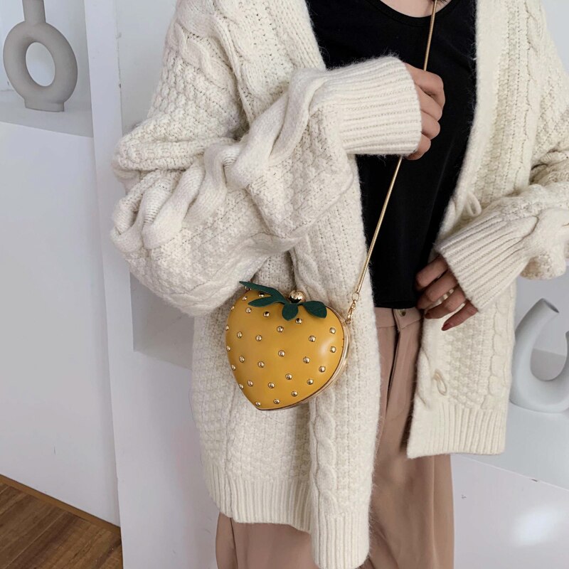 Sac à main en forme de fraise pour femmes, petit sac à bandoulière avec chaîne en métal, porte-monnaie cloutée