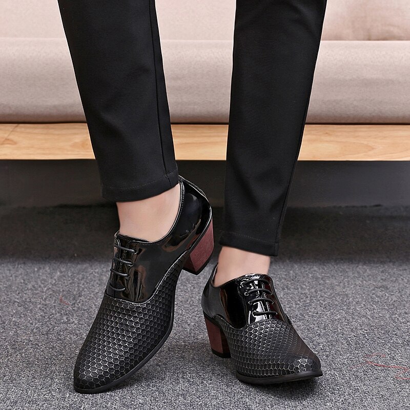 hombres blanco Formal zapatos de tacones altos Oxfords suave mocasín Homme Chaussure aumento de la altura de la vestido Barco de conducción zapatos Gommino