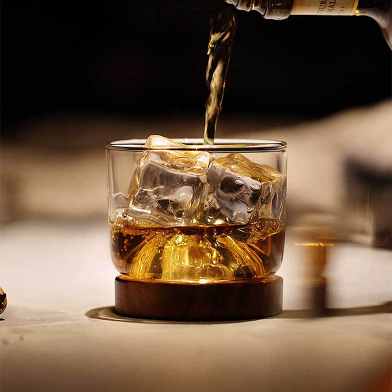 Whiskyglas litet glas japansk stil berg träbotten vinglas originalitet förtjockning av glas valnöt