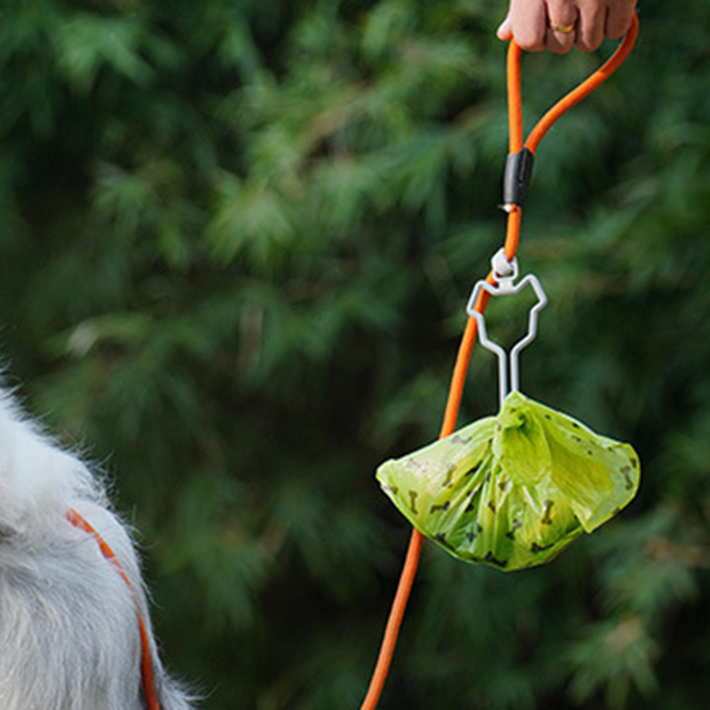 Correa para perros y mascotas, bolsa de gancho portátil de basura, Clip manos libres, soporte para Bolsa para popó de mascotas, suministros de herramientas de limpieza, 1 ud.
