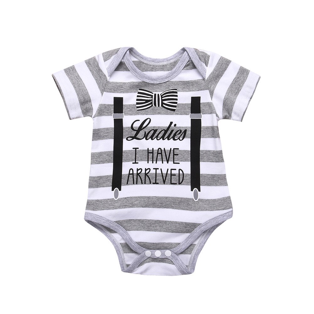 Dames, ik heb een bodysuit met vlinderdasprint en korte mouwen voor een babyjongen binnen.