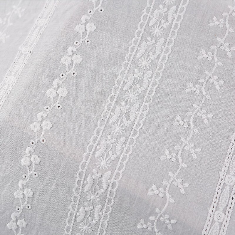 Hvitt bomullsstoff floral stripebroderi bomullsstoff maljestoff til kjole, skjorter, klessystoff, ved gården