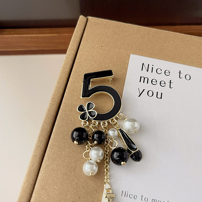 Broche de perlas con borlas de flores negras, joyería para mujer: Color amarillo dorado claro