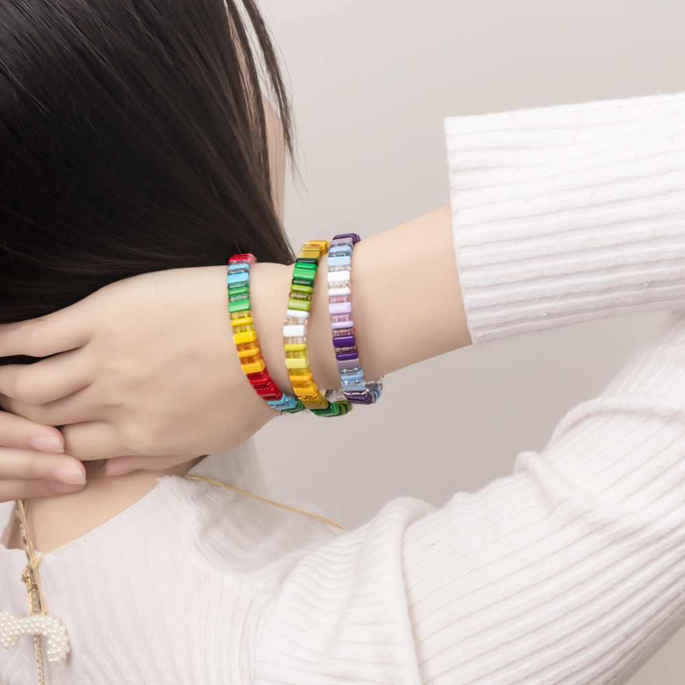 2022 Nuovo design Braccialetti Elastici Colorati per Le Donne Rianbow Acrilico Lucido Braccialetti Braccialetti di Metallo Della Boemia Perline Gioielli
