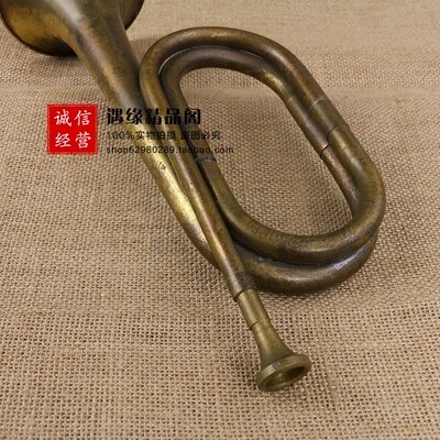 Trompeta antigua de latón, adornos de carga, instrumentos musicales antiguos que soplan