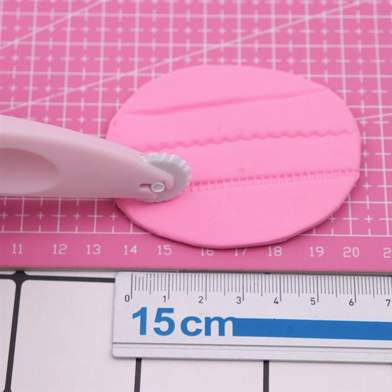 1 st. roosterrolsnijder bakvorm van duurzaam plastic keukengerei voor koekjesdeeg, pizza, taart met 4 wielen