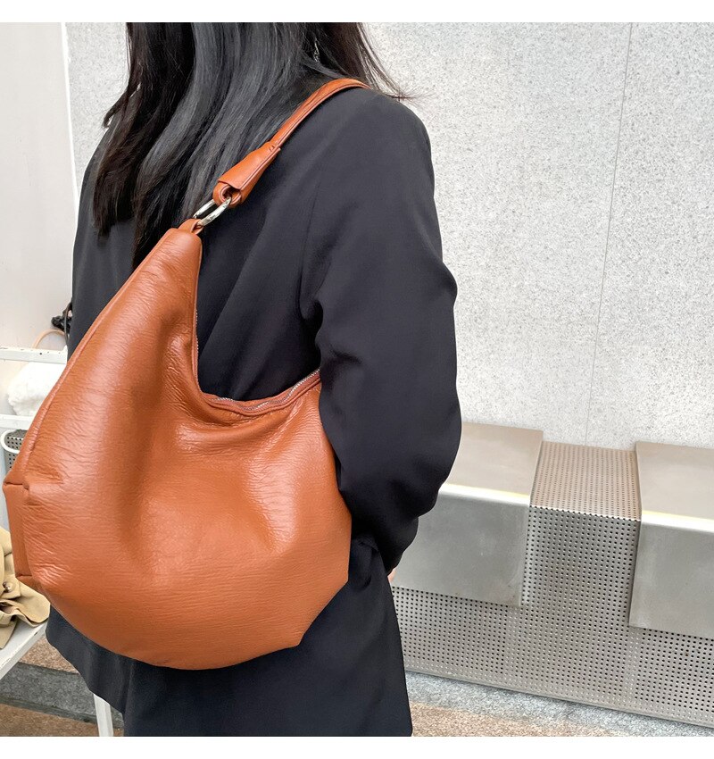 Eenvoudige Dames Oksel Tas Mode Grote Capaciteit Schoudertas Mode Buitenlandse Stijl Knoedel Tas Pu Messenger Bag: Brown