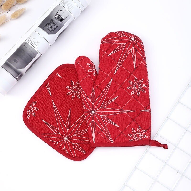 Christmas Anti-scalding Oven Mitts Heat Resistant Microwave Baking Gloves with Pads Year Kitchen Supplies for Family Party: Red
