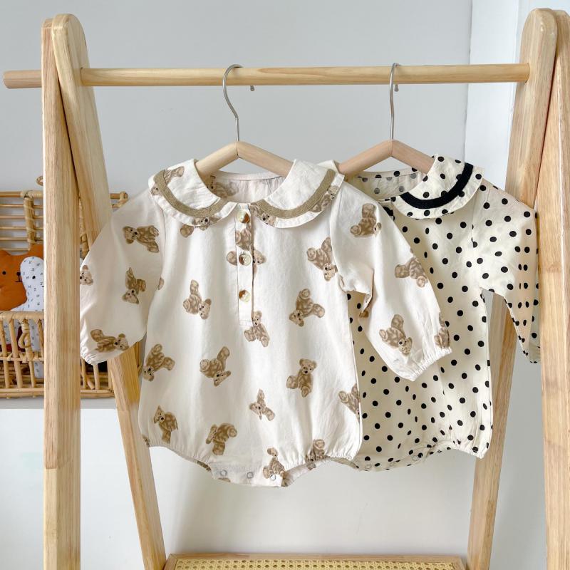 Herbstlicher Baby-Karosserie mit langen ärmeln und bärenmuster aus baumwolle für jungen, kleinkinder und mädchen – süßer strampler mit bärenprint.