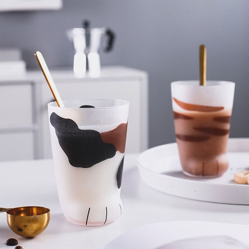 Søte katt poter tiger poter glass krus kopp gjennomsiktig kaffe te juice drikker dessert frokost melk spesielt