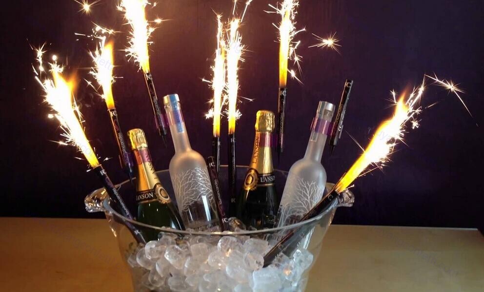 Samppanjapullo syntymäpäiväkynttilä tähtisadetikku ilotulitus turvallisuus jäälähde muoviklipsi yökerho kakkujuhlat hääbaarimestari