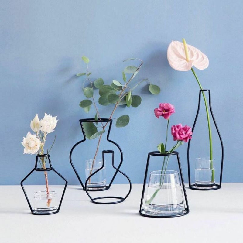 Svart blomstervase grytehengende jernstativ uten glasspynt kontorinnredning