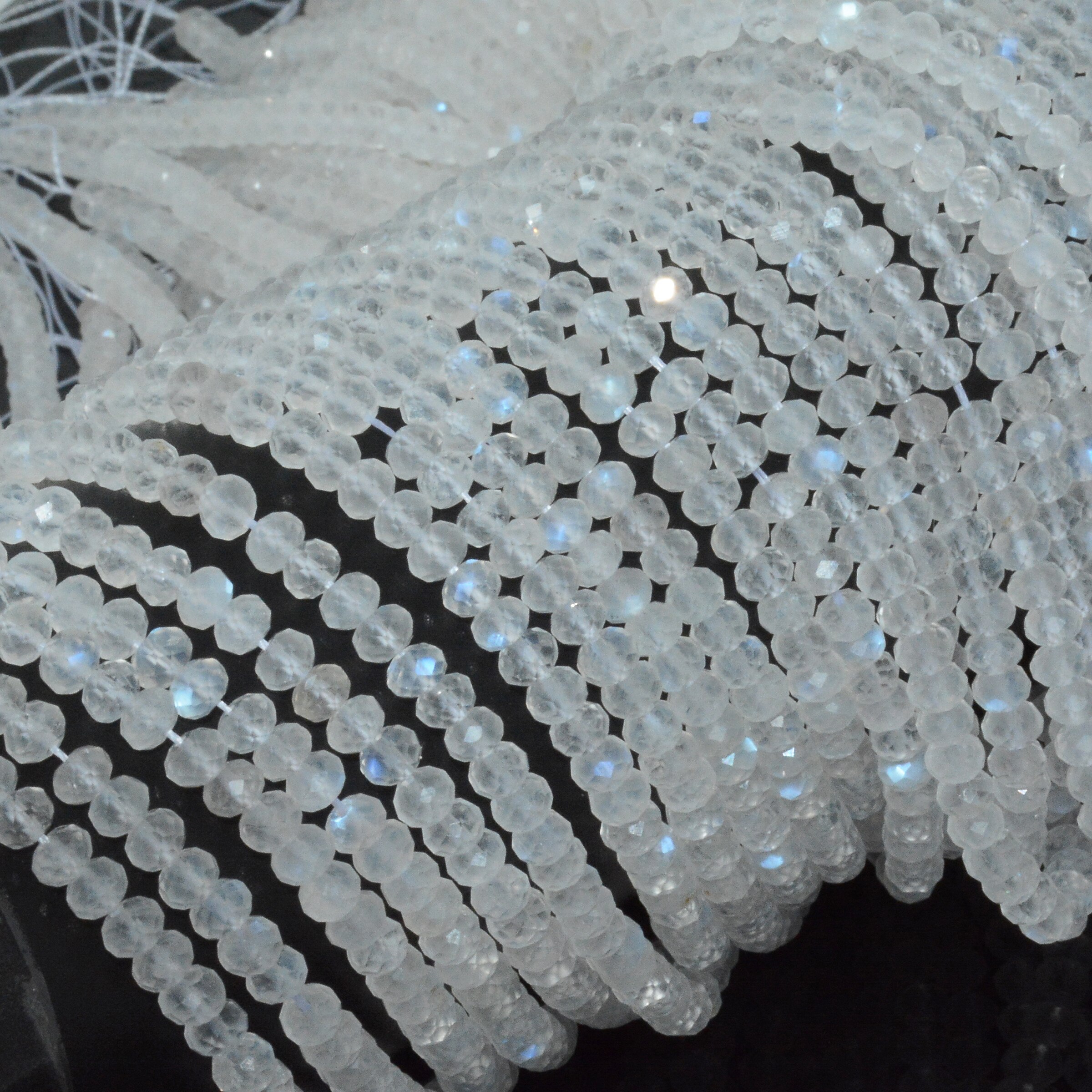 Natürlicher regenbogenmondstein aus indien, facettierte rondelle-perlen (4.5mm,  stück , nicht jede perle schimmert).