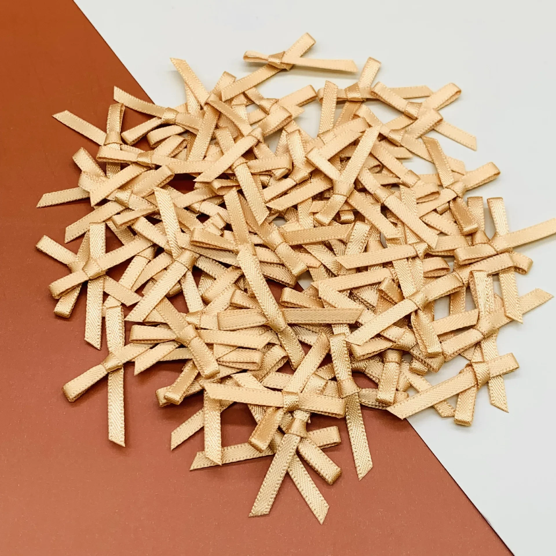 100 Uds Mini cinta de raso flores lazos lazos artesanía Scrapbooking adorno proyectos de bricolaje pajaritas decoración pinzas para el cabello lazos para el cabello de mascotas: Amarillo claro